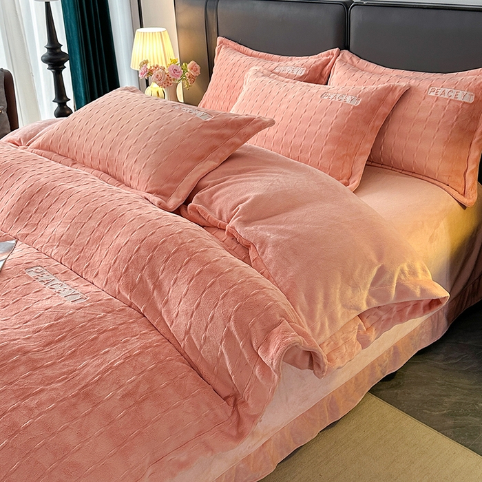 91家纺网 家纺一手货源 找家纺 乐坊 2025新款全消光雕花绒牛奶绒刺绣四件套-甜梦 甜梦-玉色