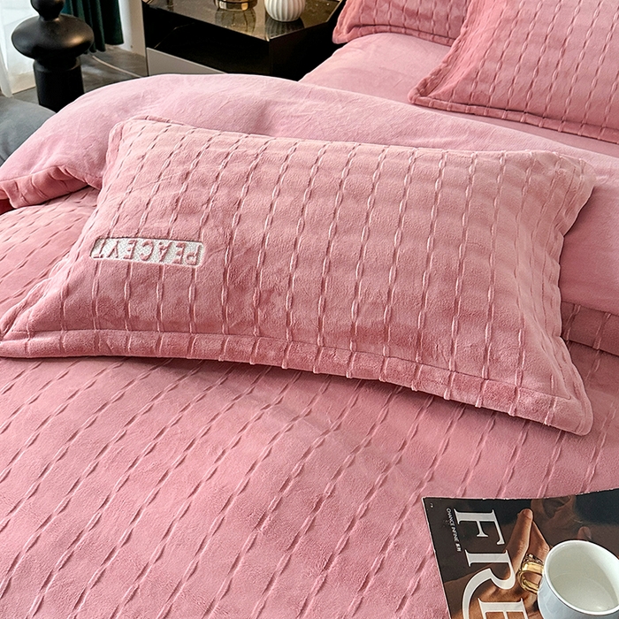 91家纺网 家纺一手货源 找家纺 乐坊 2025新款全消光雕花绒牛奶绒刺绣四件套-甜梦 甜梦-豆沙