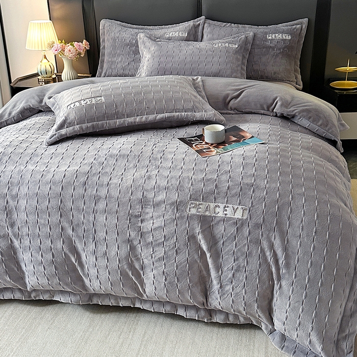 91家纺网 家纺一手货源 找家纺 乐坊 2025新款全消光雕花绒牛奶绒刺绣四件套-甜梦 甜梦-灰色