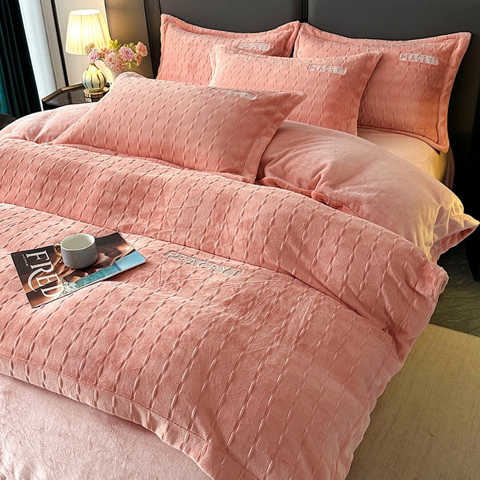 91家纺网 家纺一手货源 找家纺 乐坊 2025新款全消光雕花绒牛奶绒刺绣四件套-甜梦 甜梦-玉色