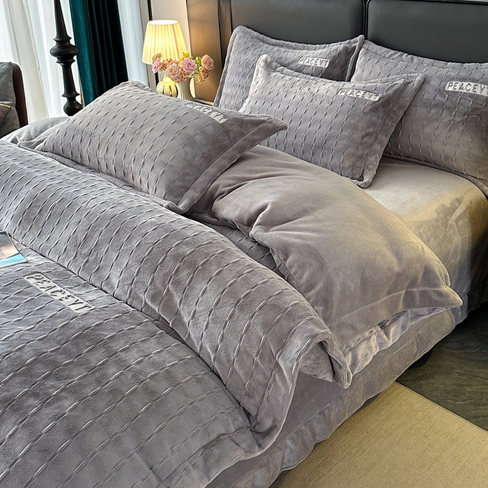 91家纺网 家纺一手货源 找家纺 乐坊 2025新款全消光雕花绒牛奶绒刺绣四件套-甜梦 甜梦-灰色