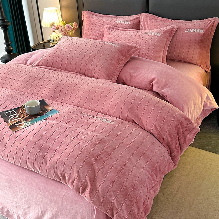 91家纺网 家纺一手货源 找家纺 乐坊 2025新款全消光雕花绒牛奶绒刺绣四件套-甜梦 甜梦-豆沙