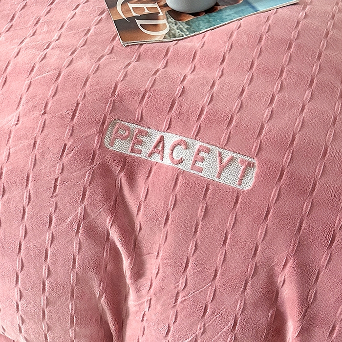 91家纺网 家纺一手货源 找家纺 乐坊 2025新款全消光雕花绒牛奶绒刺绣四件套-甜梦 甜梦-豆沙