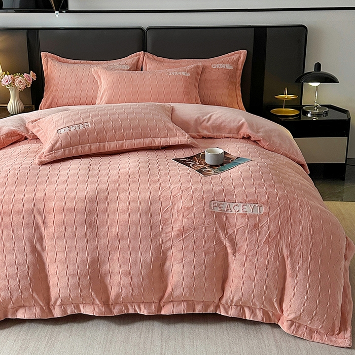 91家纺网 家纺一手货源 找家纺 乐坊 2025新款全消光雕花绒牛奶绒刺绣四件套-甜梦 甜梦-玉色