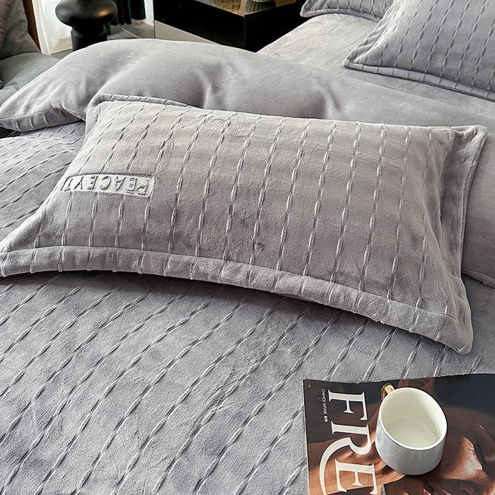 91家纺网 家纺一手货源 找家纺 乐坊 2025新款全消光雕花绒牛奶绒刺绣四件套-甜梦 甜梦-灰色