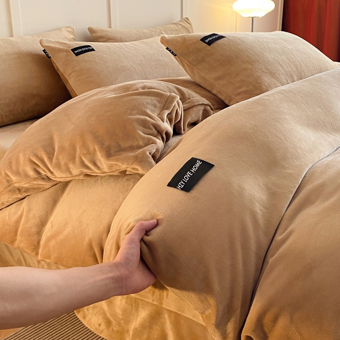 91家纺网 家纺一手货源 找家纺 鸿织源家纺 2025新款贴标系列牛奶绒四件套 奶咖