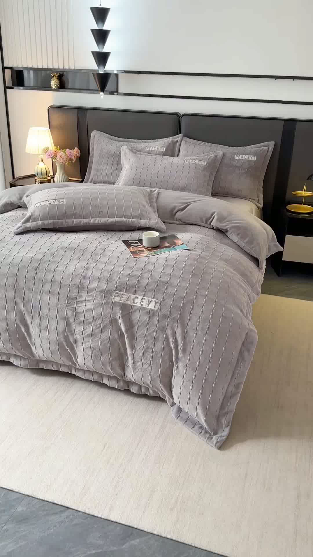 91家纺网 家纺一手货源 找家纺 乐坊 2025新款全消光雕花绒牛奶绒刺绣四件套-甜梦 甜梦-灰色