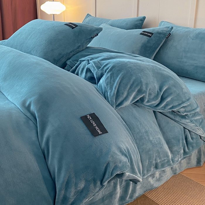 91家纺网 家纺一手货源 找家纺 鸿织源家纺 2025新款贴标系列牛奶绒四件套 宾利蓝