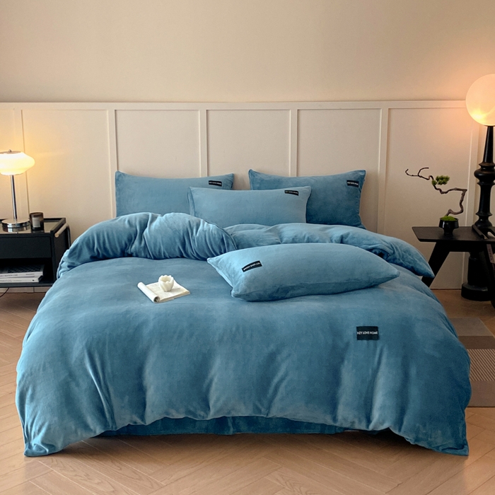 91家纺网 家纺一手货源 找家纺 鸿织源家纺 2025新款贴标系列牛奶绒四件套 宾利蓝