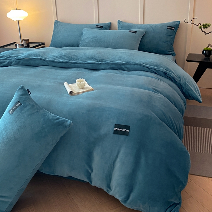 91家纺网 家纺一手货源 找家纺 鸿织源家纺 2025新款贴标系列牛奶绒四件套 宾利蓝