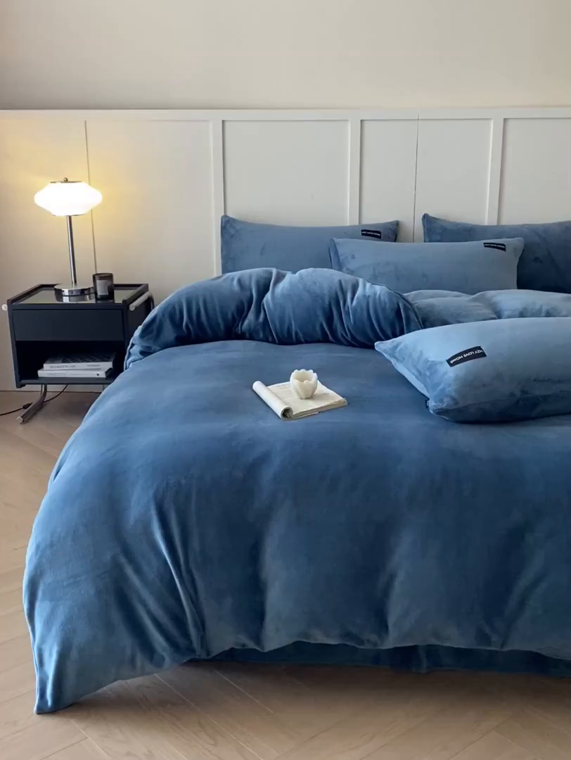 91家纺网 家纺一手货源 找家纺 鸿织源家纺 2025新款贴标系列牛奶绒四件套 宾利蓝