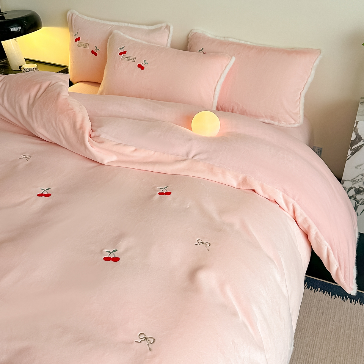 91家纺网 家纺一手货源 找家纺 乐坊 2025新款A类雪貂绒四件套 公主粉