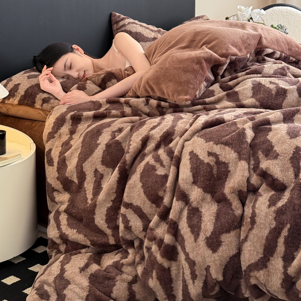 91家纺网 家纺一手货源 找家纺 （总）眠博士 2025新款轻奢款美拉德印花兔兔绒四件套