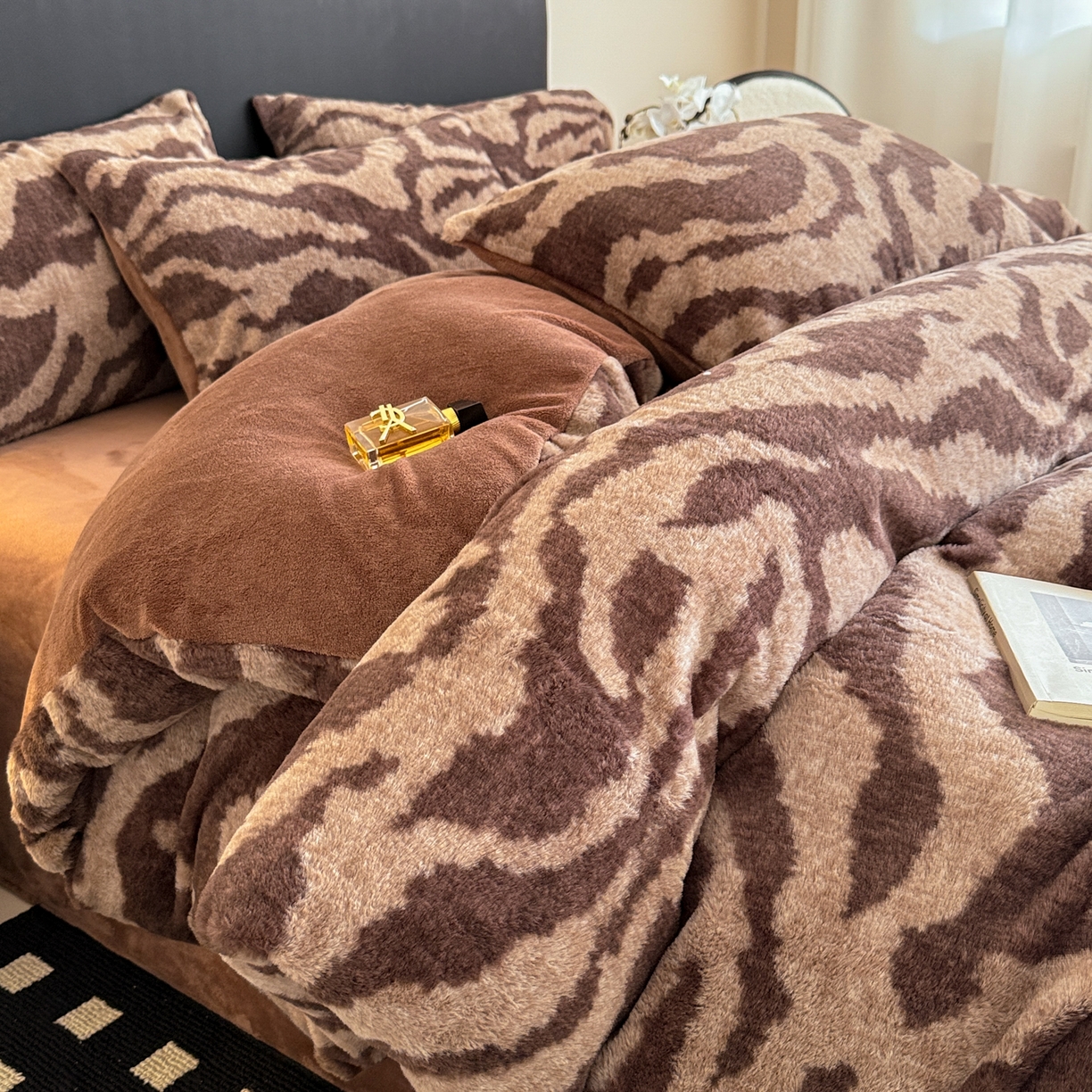 91家纺网 家纺一手货源 找家纺 （总）眠博士 2025新款轻奢款美拉德印花兔兔绒四件套