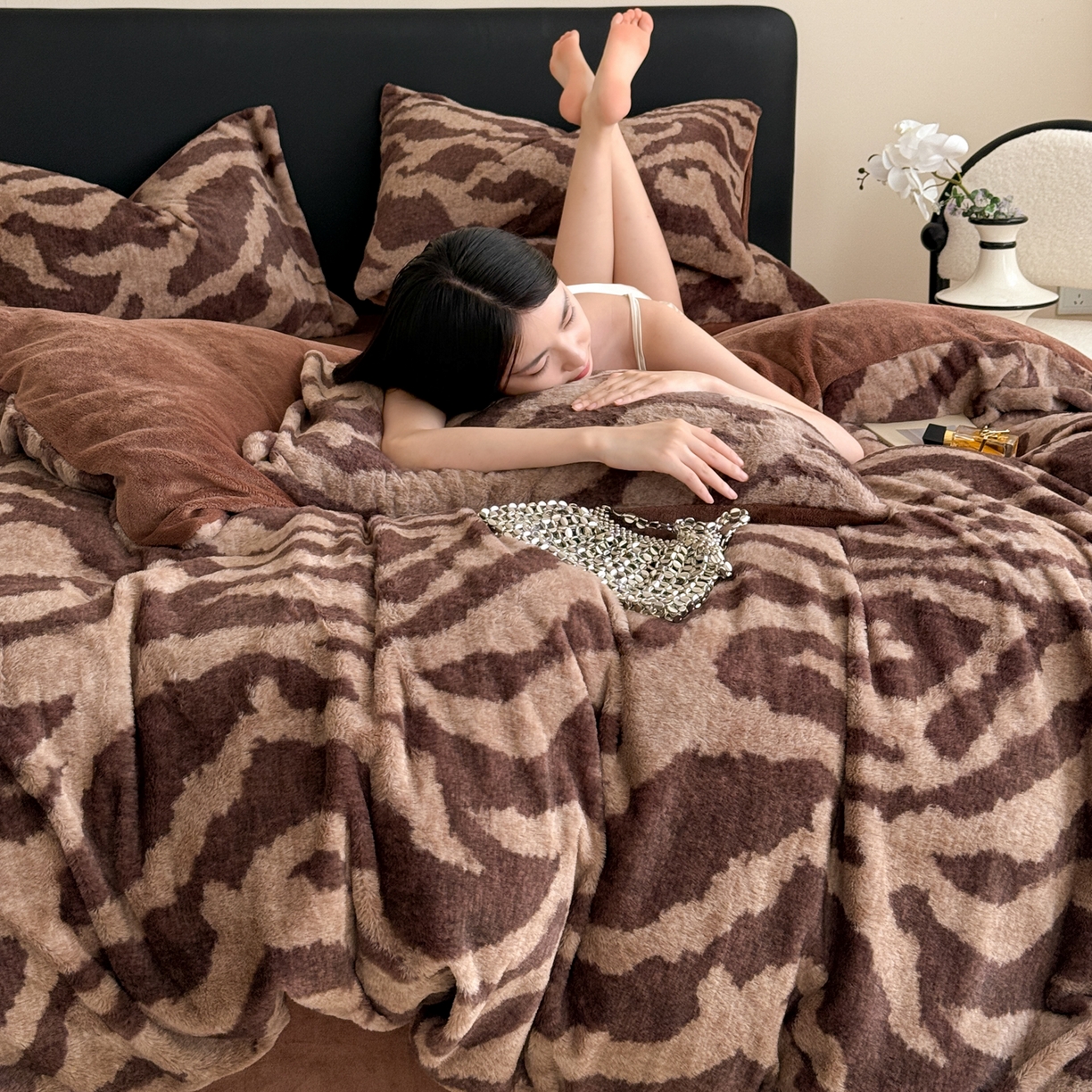 91家纺网 家纺一手货源 找家纺 （总）眠博士 2025新款轻奢款美拉德印花兔兔绒四件套