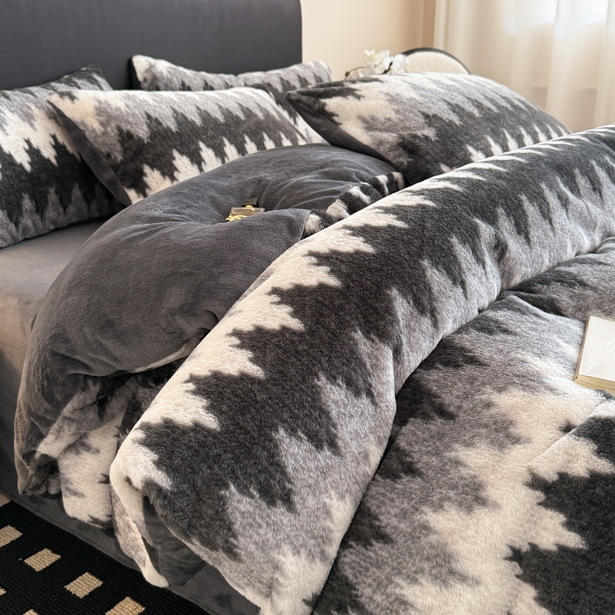 91家纺网 家纺一手货源 找家纺 （总）眠博士 2025新款轻奢款美拉德印花兔兔绒四件套