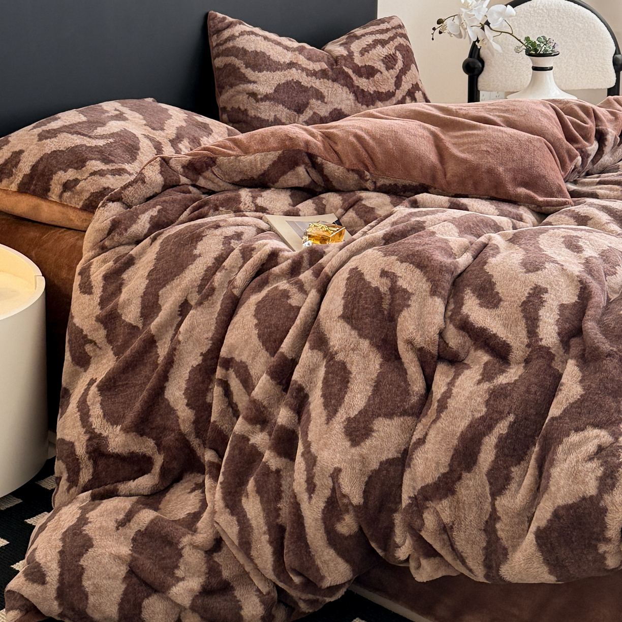 91家纺网 家纺一手货源 找家纺 （总）眠博士 2025新款轻奢款美拉德印花兔兔绒四件套