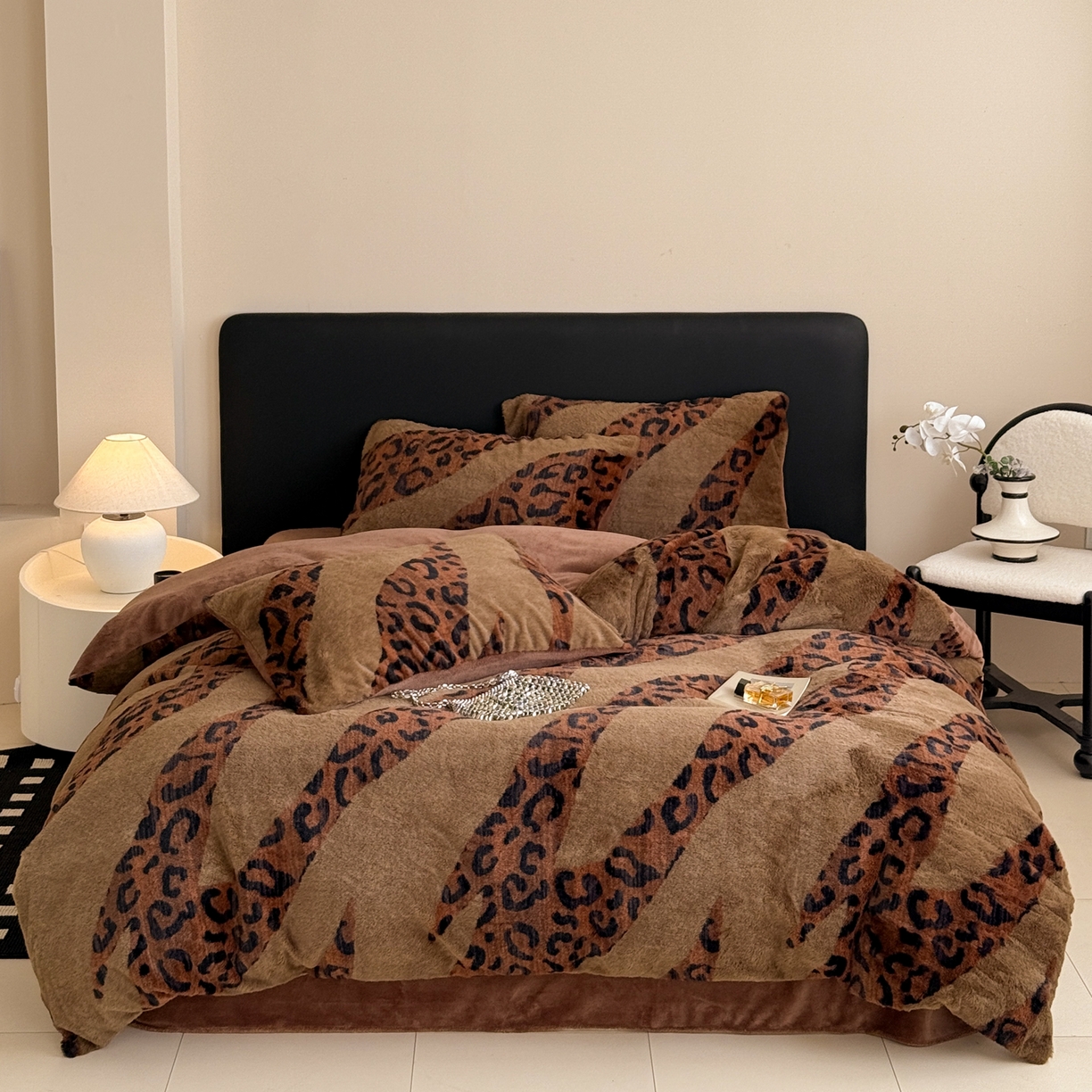 91家纺网 家纺一手货源 找家纺 眠博士 2025新款轻奢款美拉德印花兔兔绒四件套 豹纹冬日咖