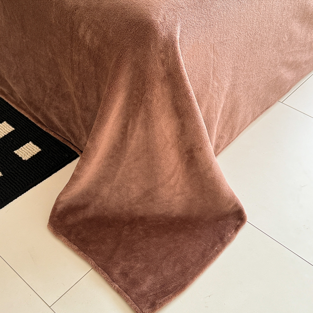 91家纺网 家纺一手货源 找家纺 眠博士 2025新款轻奢款美拉德印花兔兔绒四件套 斑马冬日咖