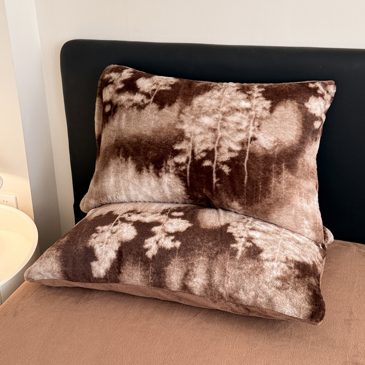 91家纺网 家纺一手货源 找家纺 眠博士 2025新款轻奢款美拉德印花兔兔绒四件套 树纹冬日咖