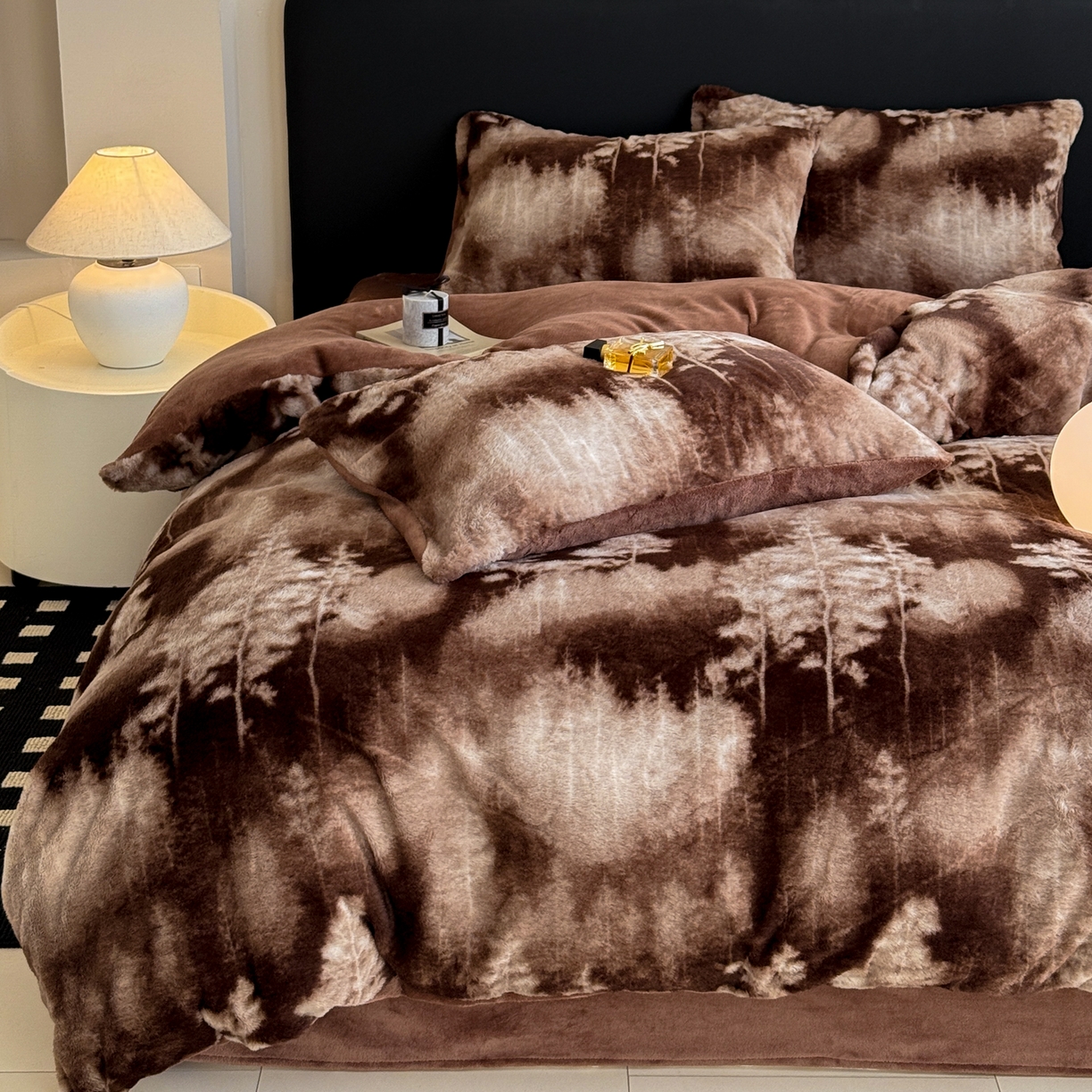 91家纺网 家纺一手货源 找家纺 眠博士 2025新款轻奢款美拉德印花兔兔绒四件套 树纹冬日咖