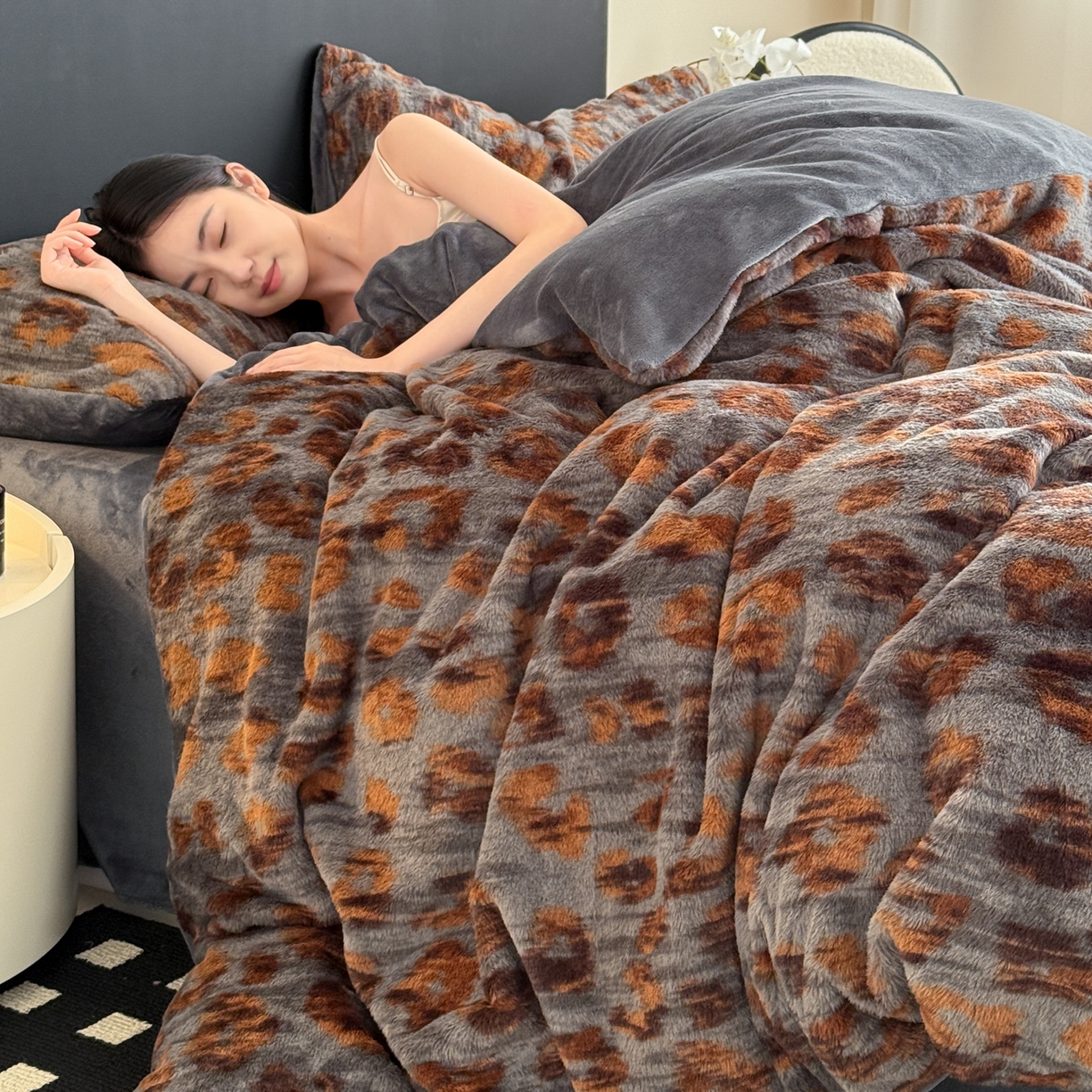 91家纺网 家纺一手货源 找家纺 眠博士 2025新款轻奢款美拉德印花兔兔绒四件套 豹点深灰