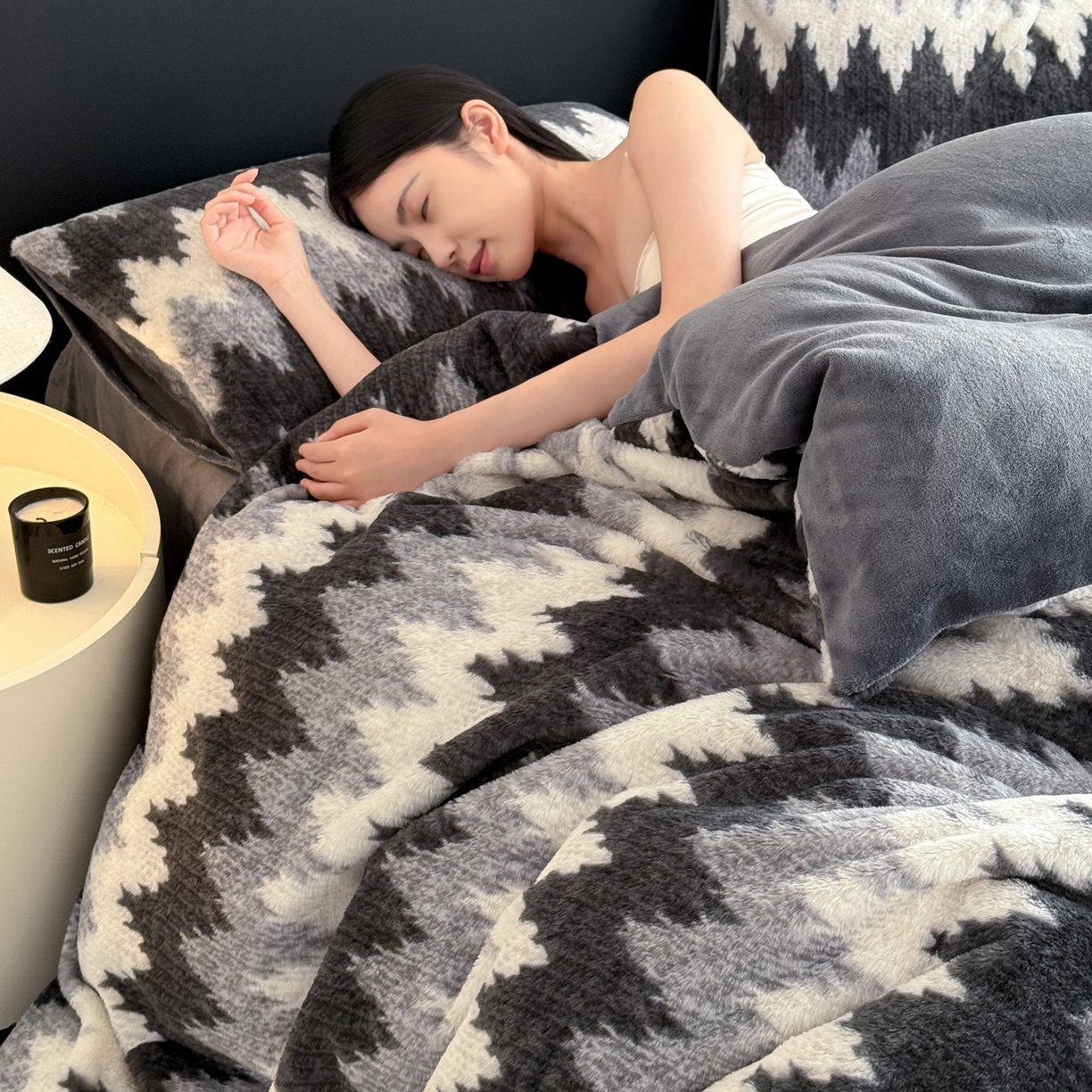 91家纺网 家纺一手货源 找家纺 眠博士 2025新款轻奢款美拉德印花兔兔绒四件套 曲线深灰