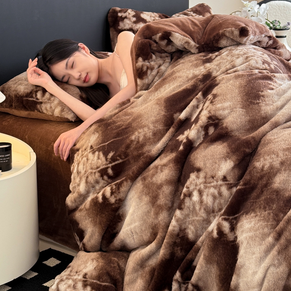 91家纺网 家纺一手货源 找家纺 眠博士 2025新款轻奢款美拉德印花兔兔绒四件套 树纹冬日咖