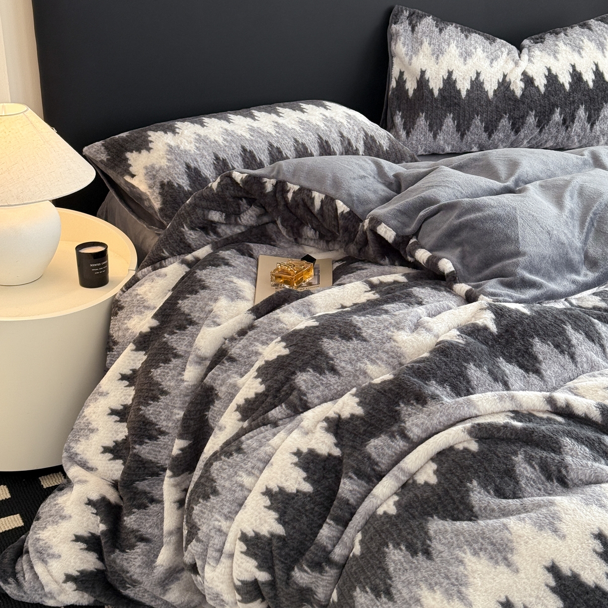 91家纺网 家纺一手货源 找家纺 眠博士 2025新款轻奢款美拉德印花兔兔绒四件套 曲线深灰