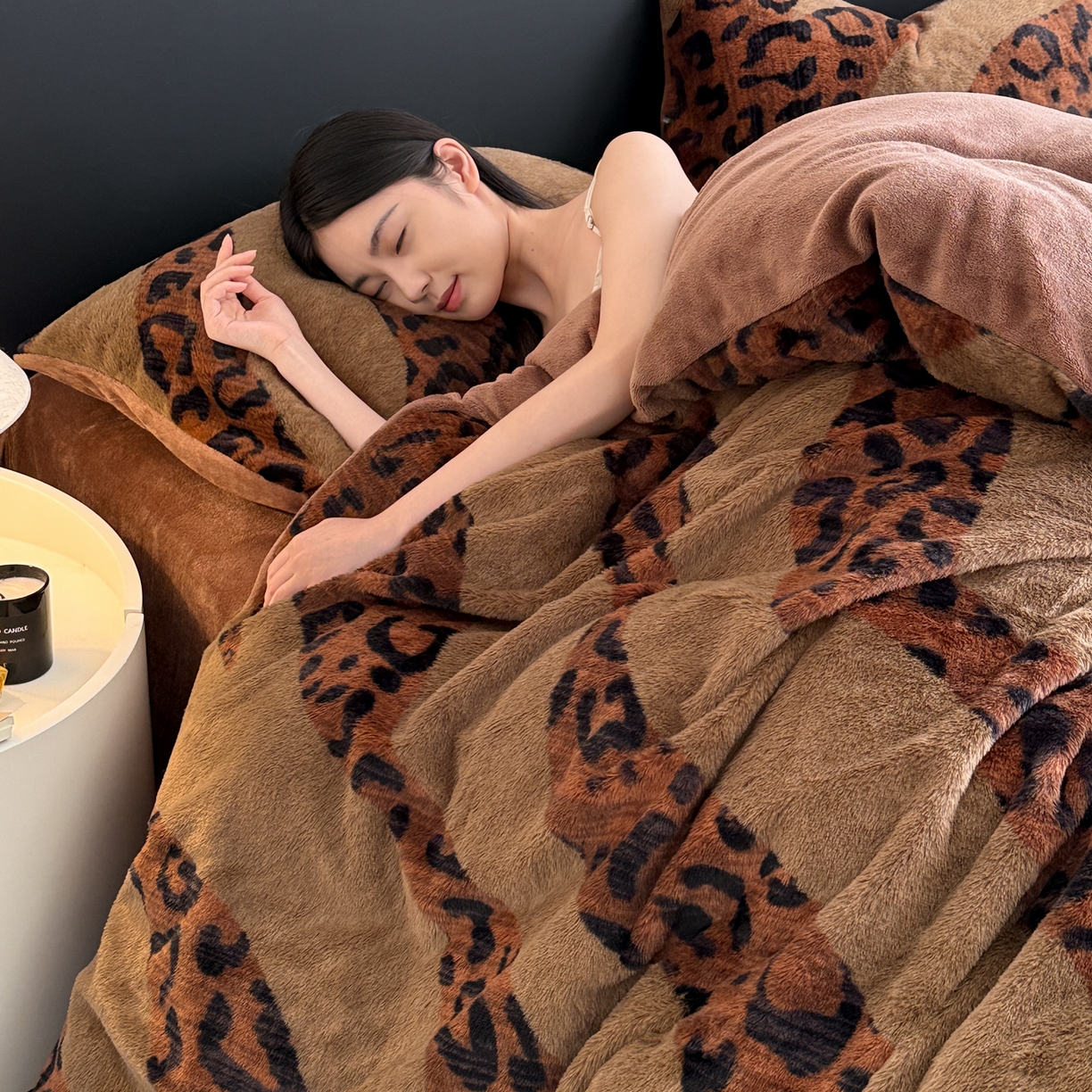 91家纺网 家纺一手货源 找家纺 眠博士 2025新款轻奢款美拉德印花兔兔绒四件套 豹纹冬日咖