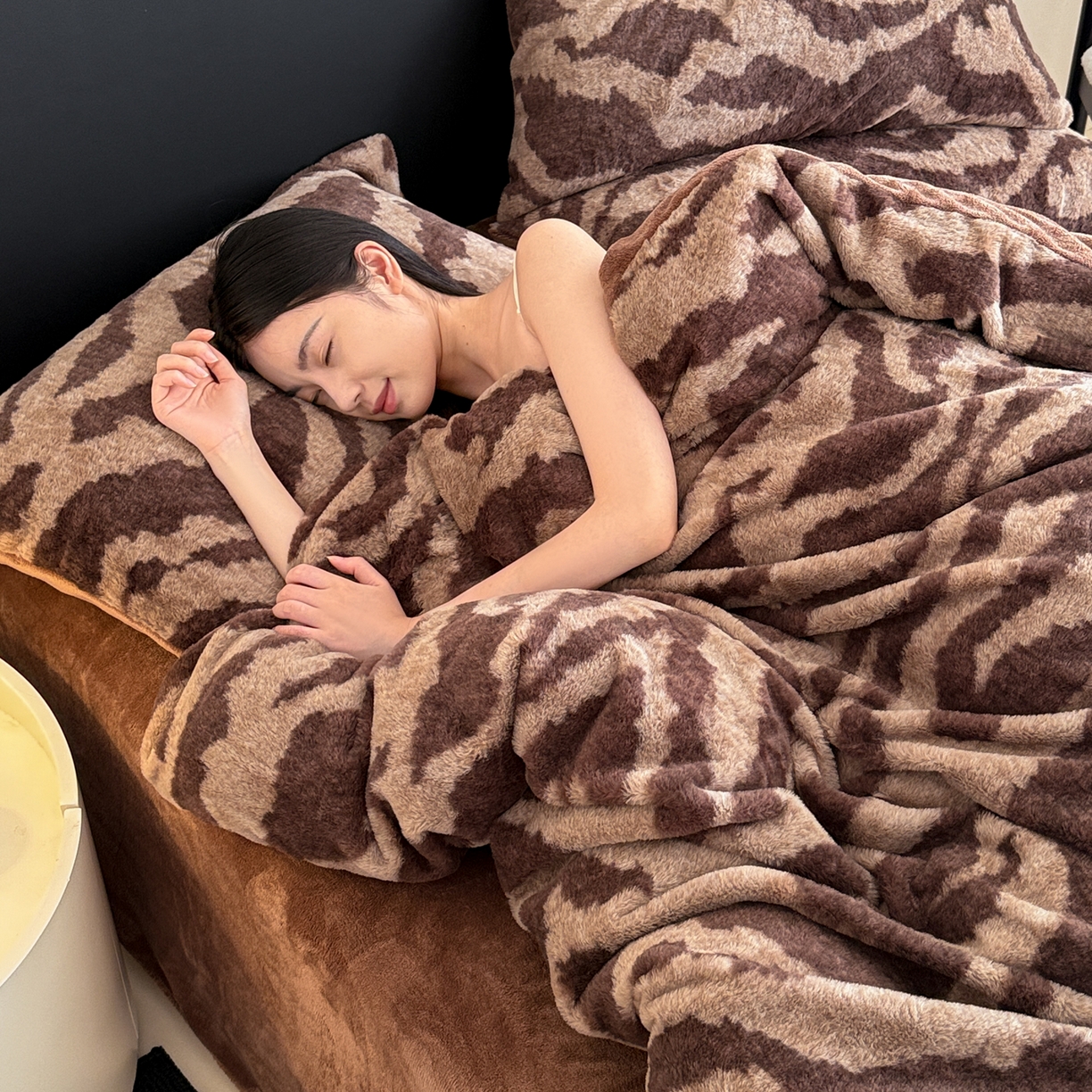 91家纺网 家纺一手货源 找家纺 （总）眠博士 2025新款轻奢款美拉德印花兔兔绒四件套