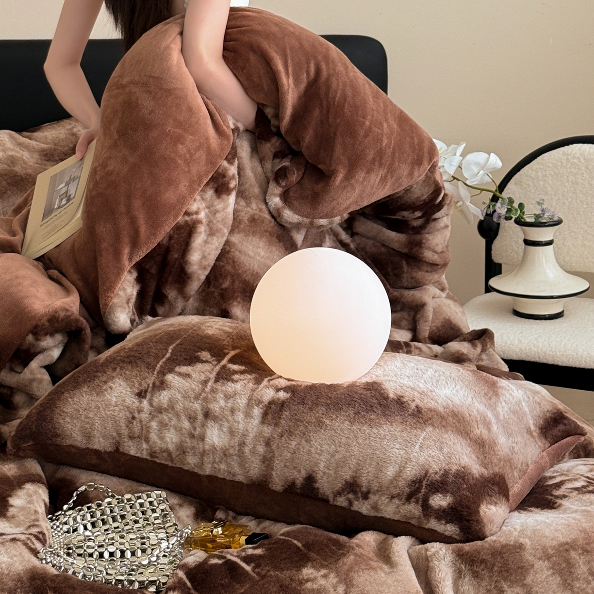 91家纺网 家纺一手货源 找家纺 眠博士 2025新款轻奢款美拉德印花兔兔绒四件套 树纹冬日咖