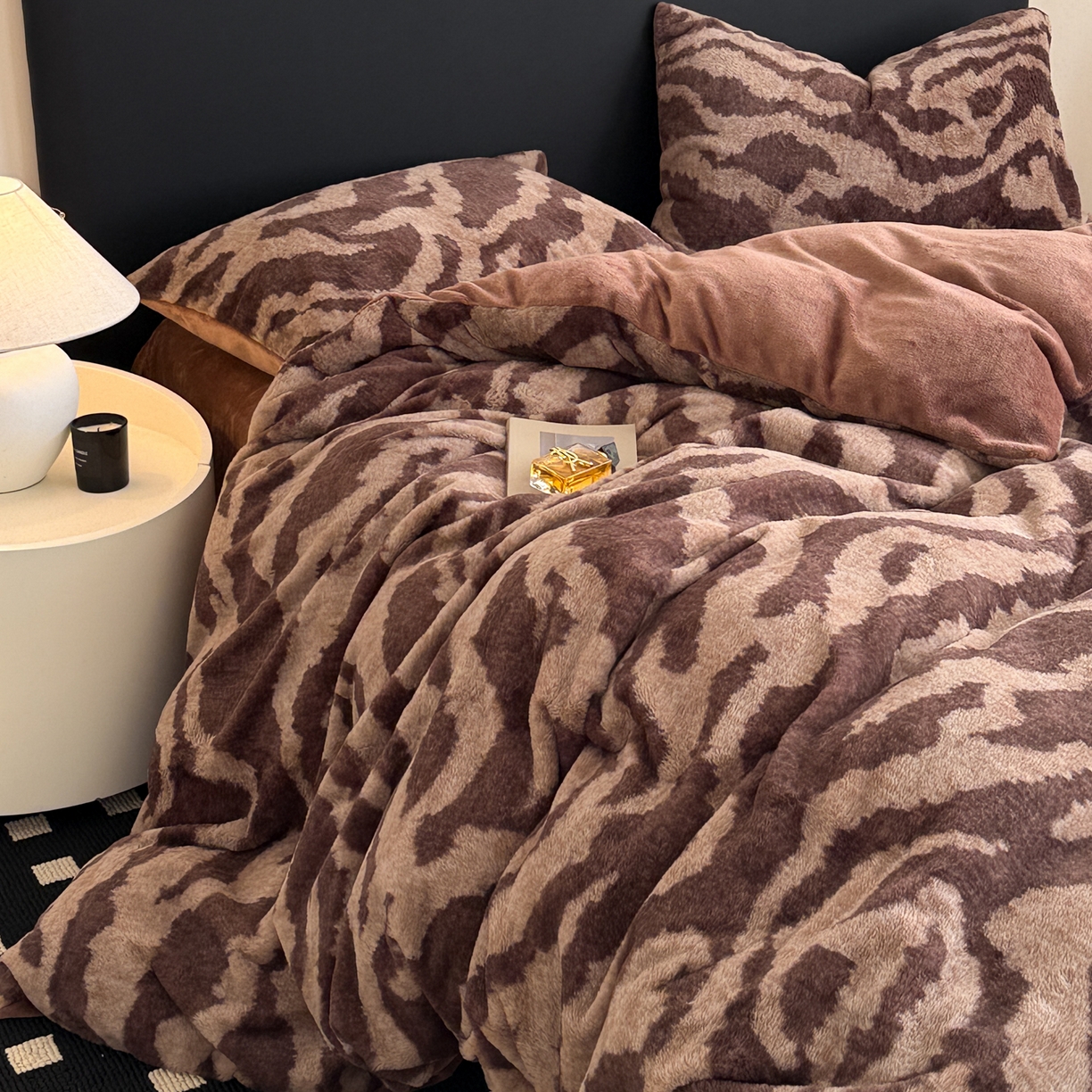 91家纺网 家纺一手货源 找家纺 （总）眠博士 2025新款轻奢款美拉德印花兔兔绒四件套