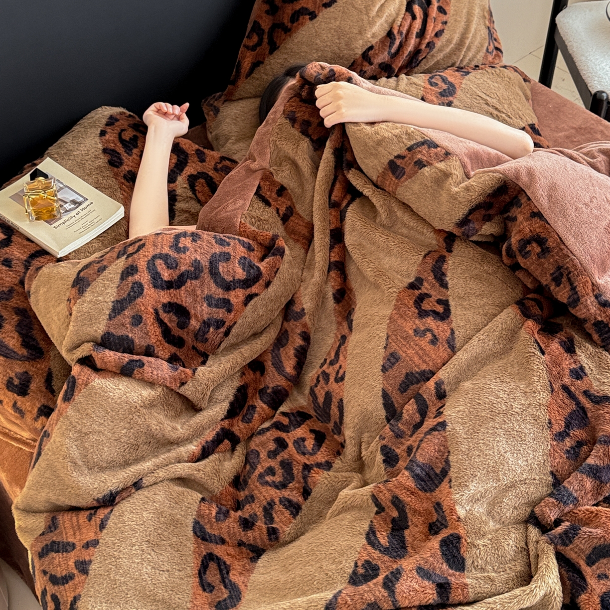 91家纺网 家纺一手货源 找家纺 眠博士 2025新款轻奢款美拉德印花兔兔绒四件套 豹纹冬日咖