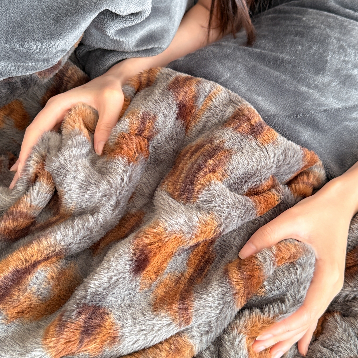 91家纺网 家纺一手货源 找家纺 眠博士 2025新款轻奢款美拉德印花兔兔绒四件套 豹点深灰