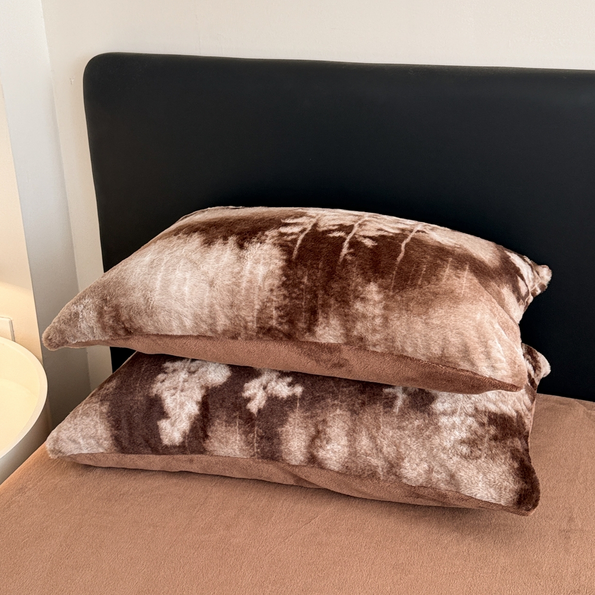 91家纺网 家纺一手货源 找家纺 眠博士 2025新款轻奢款美拉德印花兔兔绒四件套 树纹冬日咖