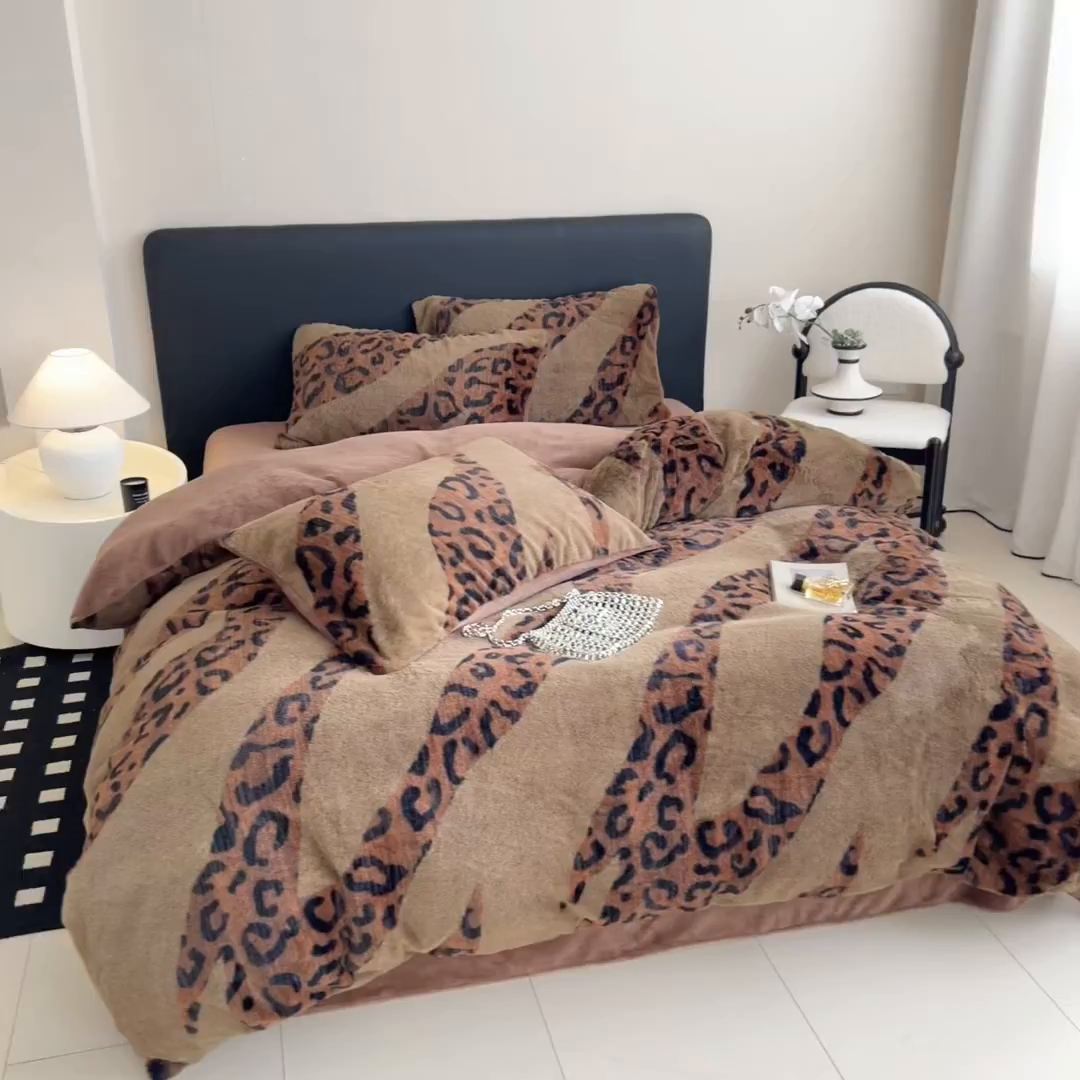 91家纺网 家纺一手货源 找家纺 眠博士 2025新款轻奢款美拉德印花兔兔绒四件套 豹纹冬日咖