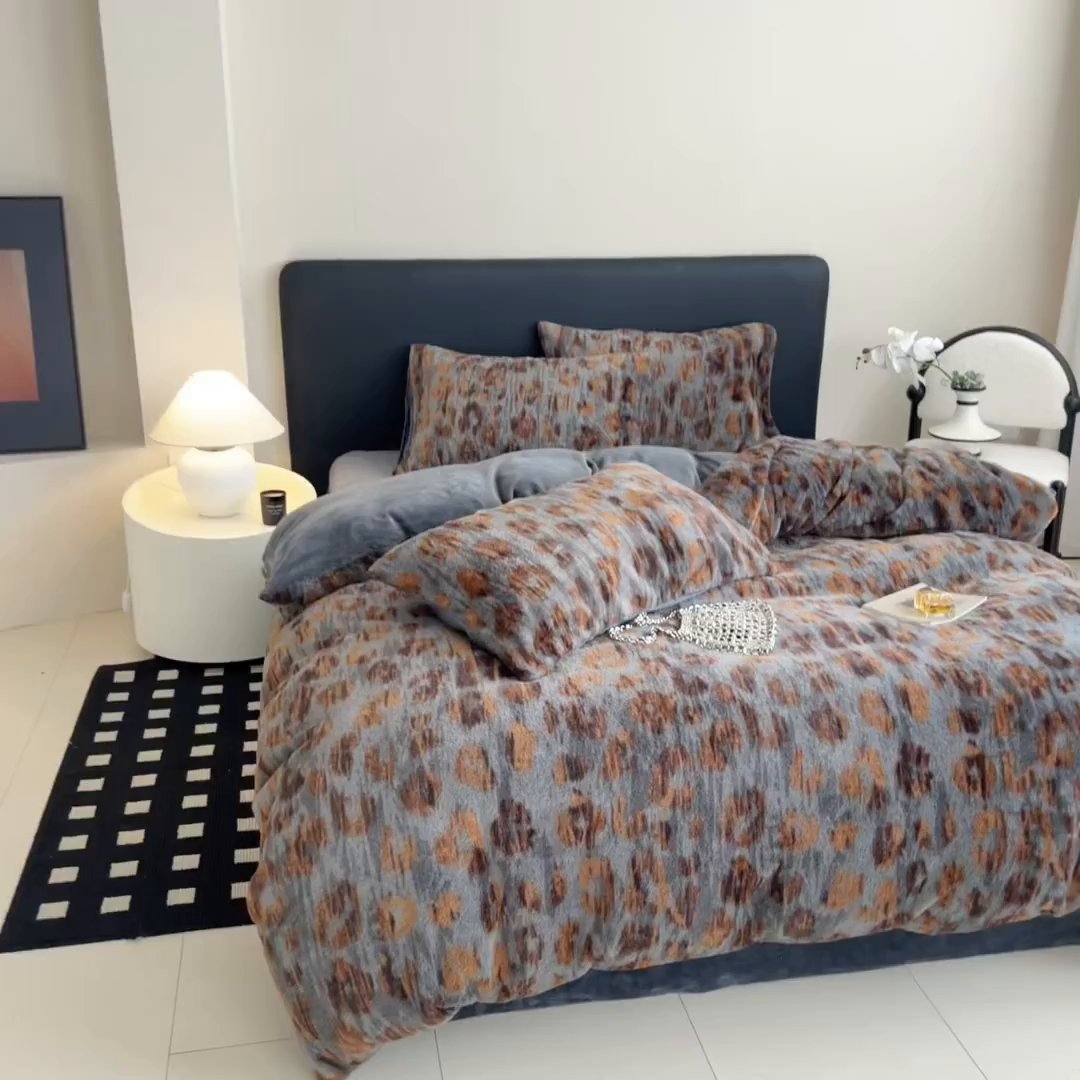 91家纺网 家纺一手货源 找家纺 眠博士 2025新款轻奢款美拉德印花兔兔绒四件套 豹点深灰