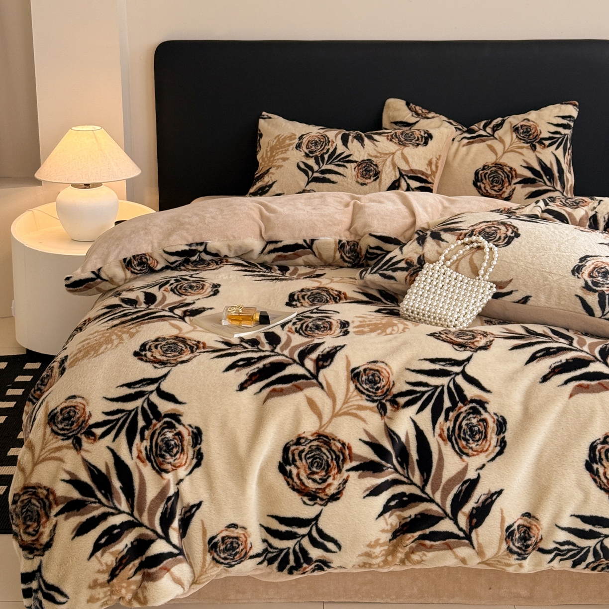 91家纺网 家纺一手货源 找家纺 眠博士 2025新款轻奢款美拉德印花兔兔绒四件套 花朵暖咖