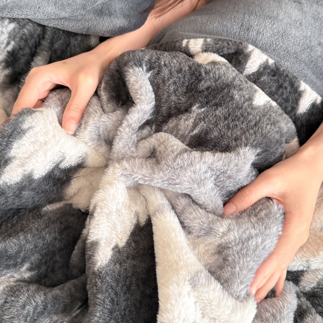 91家纺网 家纺一手货源 找家纺 眠博士 2025新款轻奢款美拉德印花兔兔绒四件套 曲线深灰