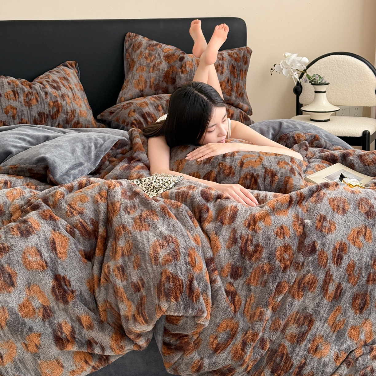 91家纺网 家纺一手货源 找家纺 眠博士 2025新款轻奢款美拉德印花兔兔绒四件套 豹点深灰