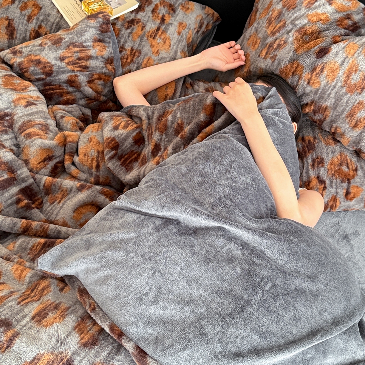 91家纺网 家纺一手货源 找家纺 眠博士 2025新款轻奢款美拉德印花兔兔绒四件套 豹点深灰