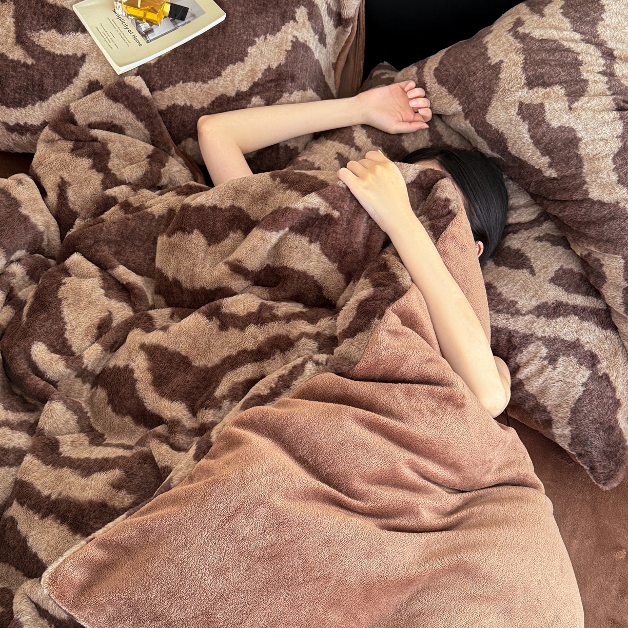 91家纺网 家纺一手货源 找家纺 眠博士 2025新款轻奢款美拉德印花兔兔绒四件套 斑马冬日咖