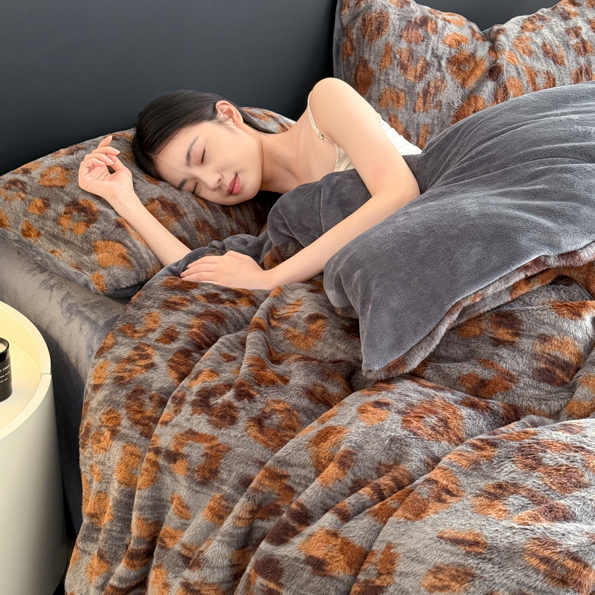 91家纺网 家纺一手货源 找家纺 眠博士 2025新款轻奢款美拉德印花兔兔绒四件套 豹点深灰