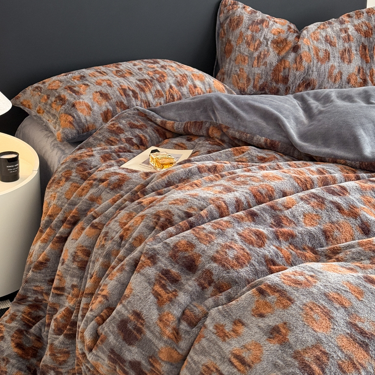 91家纺网 家纺一手货源 找家纺 眠博士 2025新款轻奢款美拉德印花兔兔绒四件套 豹点深灰