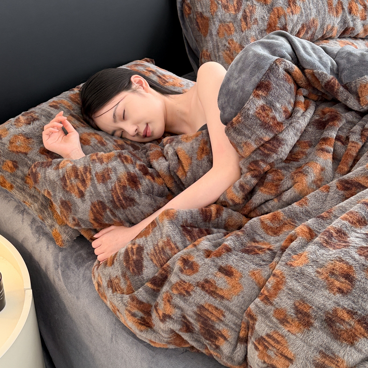 91家纺网 家纺一手货源 找家纺 眠博士 2025新款轻奢款美拉德印花兔兔绒四件套 豹点深灰