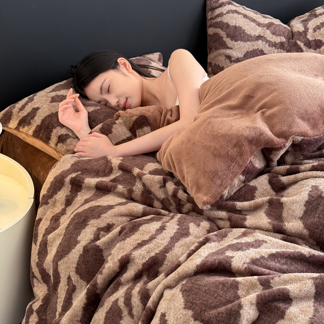 91家纺网 家纺一手货源 找家纺 （总）眠博士 2025新款轻奢款美拉德印花兔兔绒四件套