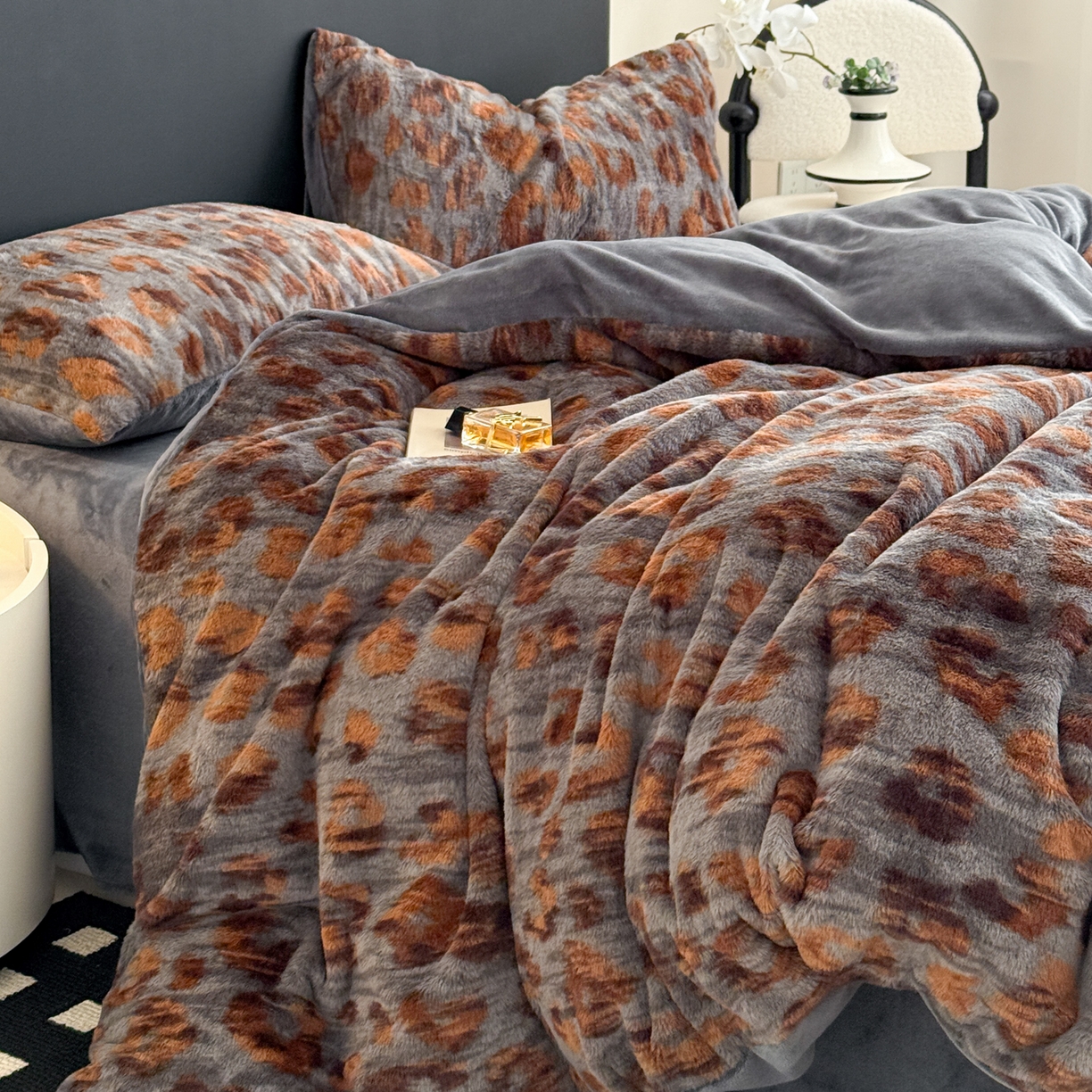 91家纺网 家纺一手货源 找家纺 眠博士 2025新款轻奢款美拉德印花兔兔绒四件套 豹点深灰