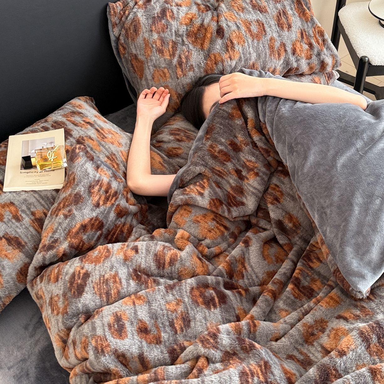 91家纺网 家纺一手货源 找家纺 眠博士 2025新款轻奢款美拉德印花兔兔绒四件套 豹点深灰