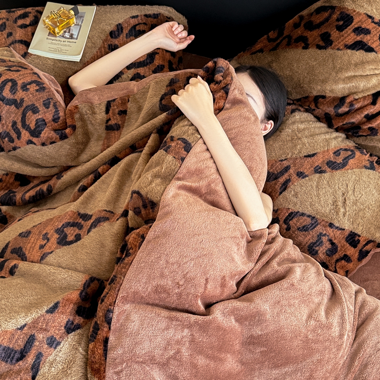 91家纺网 家纺一手货源 找家纺 眠博士 2025新款轻奢款美拉德印花兔兔绒四件套 豹纹冬日咖